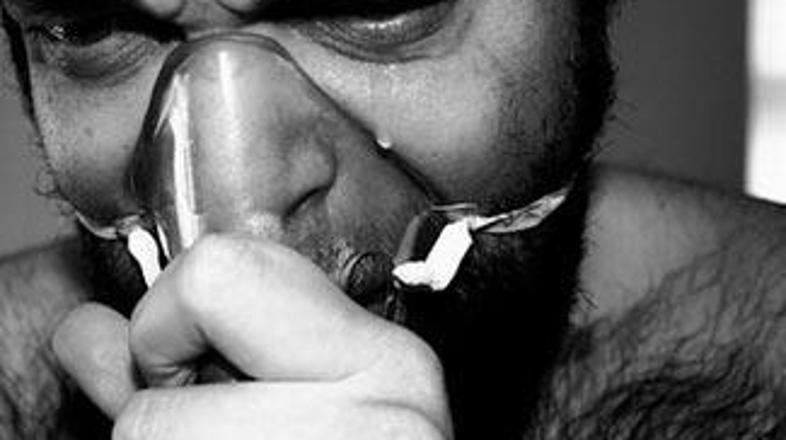 Pacient mora vsak dan petnajst minut dihati v elektronsko napravo.