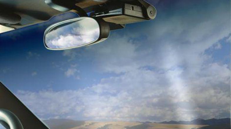 Radarski detektorji so nameščeni na vetrobransko steklo. Ko zaznajo laserski žar