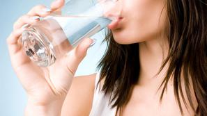 Piti je treba ne glede na občutek žeje, vendar previdno. S čezmernim pitjem vode