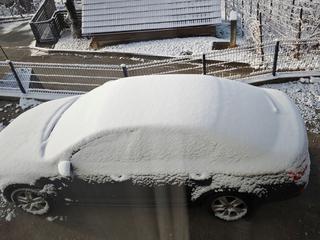 Zasnežen avto, sneg
