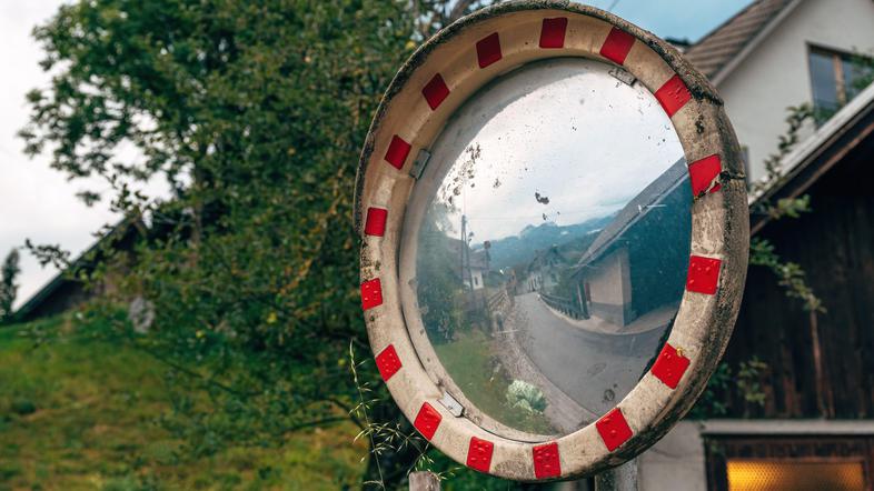 promet ogledalo vas cesta