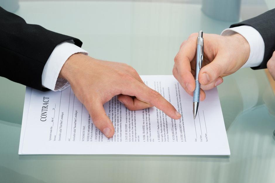 podpis podpisovanje pogodba dokumenti | Avtor: Profimedia