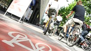 Zdravniki in policija svetujejo kolesarjem, naj pri vožnji uporabljajo čelado. (