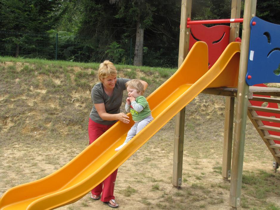Dolenjska 19.08.10, mamica z otrokom, igrisce, tobogan, foto: jerca bozic kranje | Avtor: Jerca Božič Kranjec