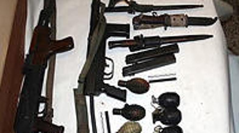 Zbirko orožja je policija našla po preiskavi podstrešja družinske hiše v mestu K