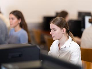 Mlada ženska na računalniku