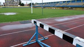 Atletsko stezo, ki je zdaj porušena zaradi gradnje novega stadiona, je zgradil A