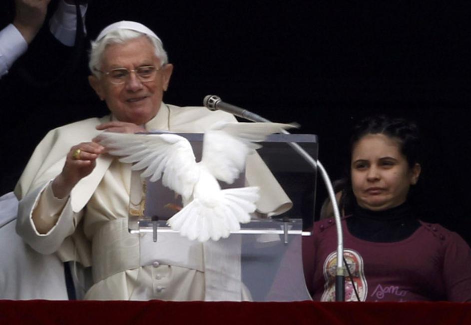 Papež Benedikt in golobici