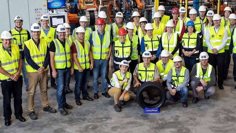 Zaposleni v Goodyear Dunlop Sava Tires, fotografirani še pred epidemijo virusa covid-19