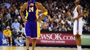 Kobe Bryant bo dres LA Lakers nosil še vsaj tri leta. (Foto: EPA)