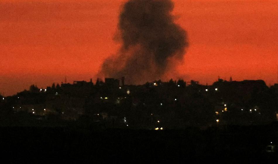 Napadi brez milosti: Rakete polnijo nebo, odpira se vprašanje o vojnih zločinih