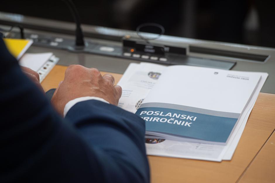 Novice: Imamo nove poslance, kaj sledi? - Ustanovna seja državni zbor dz poslanski priročnik | Avtor: Anže Petkovšek