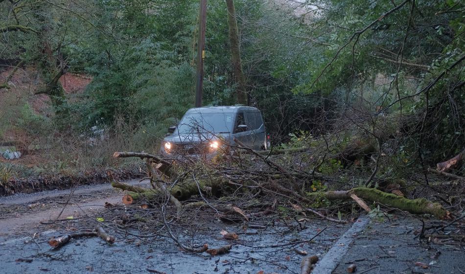 Svarila so se uresničila: Odkrite strehe, podrto drevje, še vedno rdeči alarm