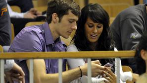 Goran Dragić s svojim dekletom na četrtkovi tekmi v Tivoliju. (Foto: Anže Petkov