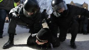razno 25.11.13. aretacija, specialci, Police officers detain an opposition activ