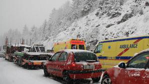 Rešilci niso mogli mimo zamaška, ker so vozniki vozili tudi po odstavnem pasu.