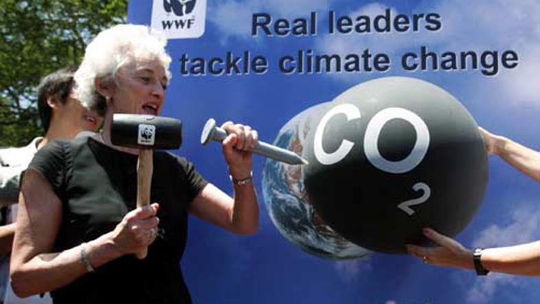 ZDA se vedejo kot potniki v prvem razredu jumbo jeta, ki verjamejo, da jih katas