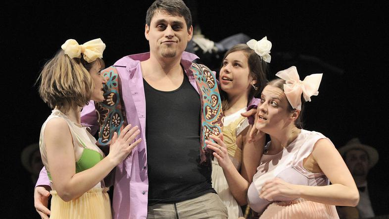 V drami nastopa 20 likov, ki jih igra 17 igralcev. (Foto: B. Slana)