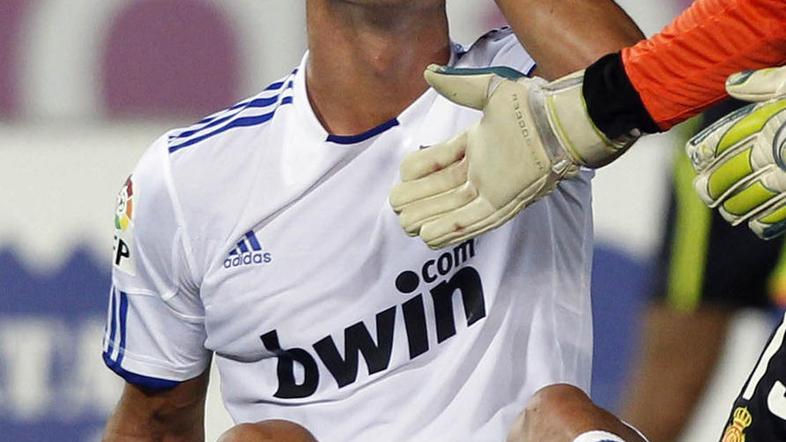 Takole v bolečinah in solzah je Ronaldo končal nedeljsko tekmo. (Foto: Reuters)