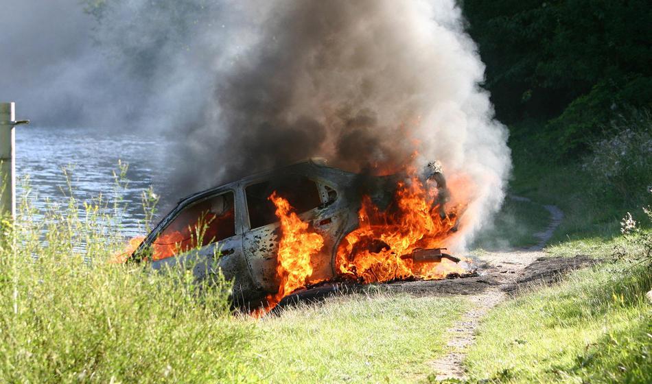 Znanemu Slovencu popolnoma zgorel avtomobil