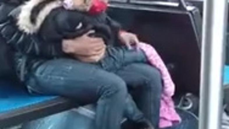 mati vrgla otroka na avtobusu