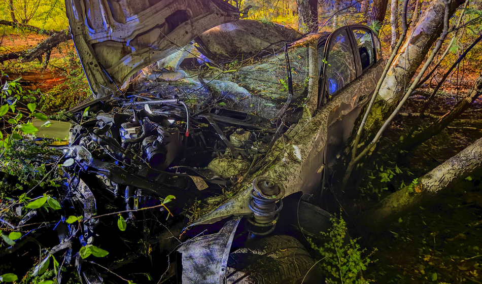 S hitrostjo 170 km/h trčil v drevo, nato pa ...