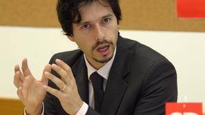 “Ustavno sodišče je pred leti ugotovilo, da ima pravica do volitev prednost pred