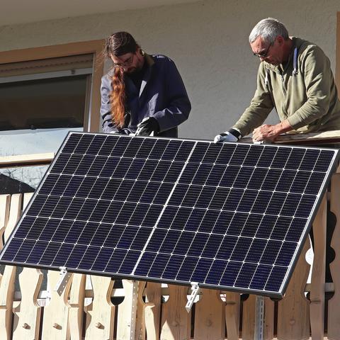 balkonska sončna elektrarna montaža