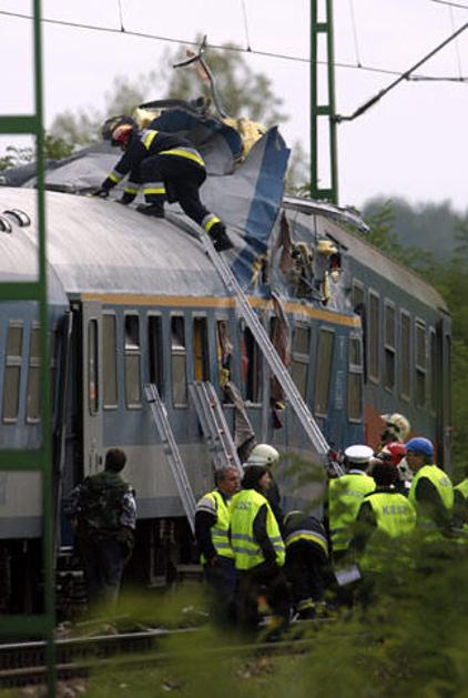 Na Madžarskem sta trčila vlaka, reševalci se še vedno trudijo rešiti ujete potni