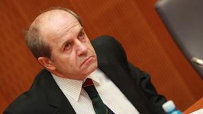 Svetlik je na vprašanje, ali bo v primeru padca pokojninske reforme ponudil svoj