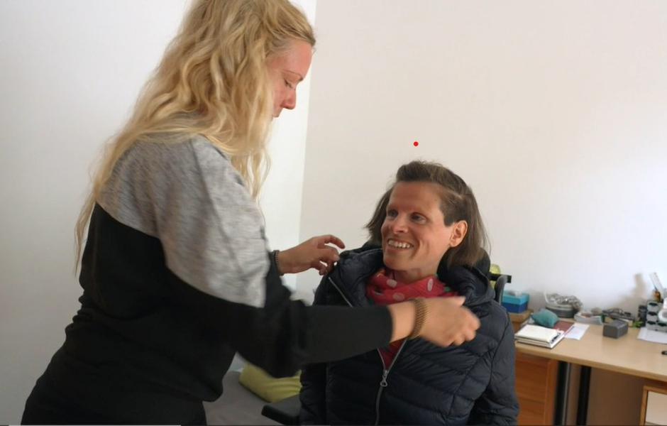 Tina Cerk z osebno asistentko | Avtor: Zajem zaslona