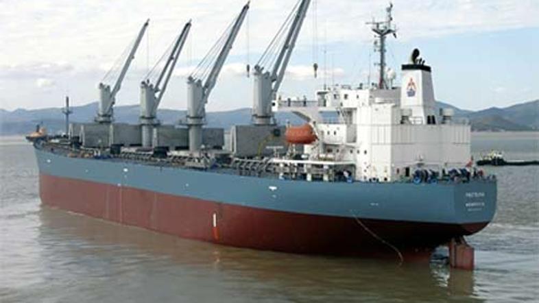 Ladja Postojna prevaža 30 tisoč ton železovih proizvodov in veznih plošč.