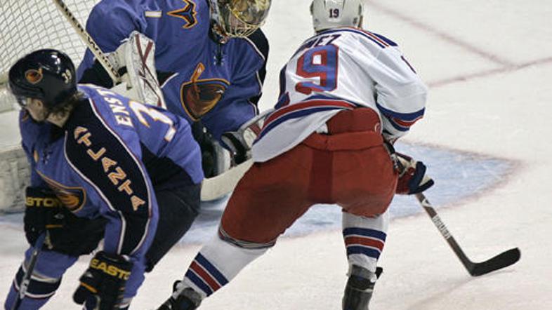 Scott Gomez je svojim Rangerjem takole prinesel zmago nad Atlanto.