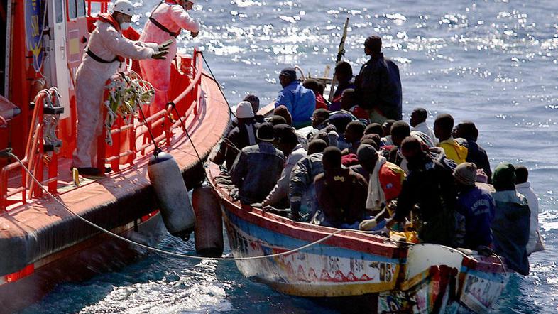 Ob libijski obali so potonile tri ladje z več kot 600 migranti.