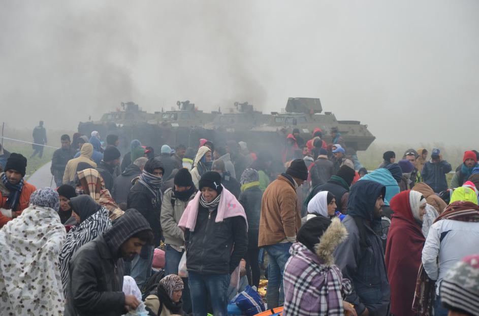 Begunci čakajo sredi polja v Rigoncah 