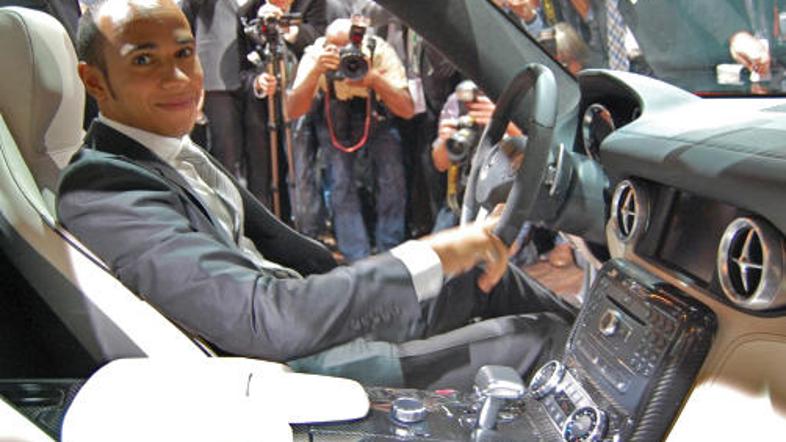 Lewis Hamilton v novem SLS