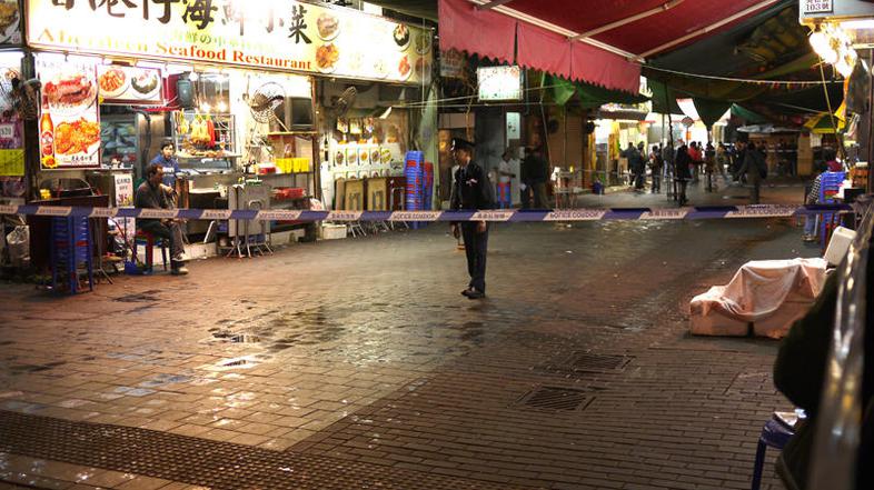 Moški je v množico ljudi vrgel steklenico kisline. (Foto: EPA)