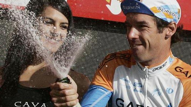 David Millar je po zmagi na kronometru veselo šprical z zmagovalno penino.