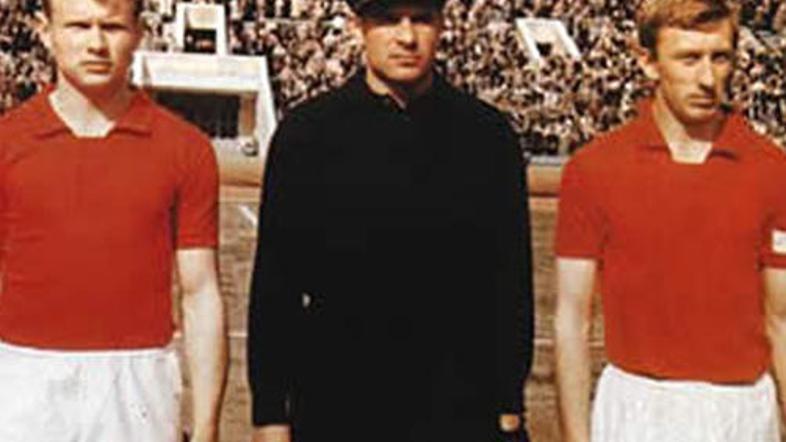 V spomin Levu Jašinu (v sredini) so pred stadionom Dinama postavili njegov kip.