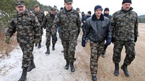 Nekdanji obrambni minister Erjavec zaradi kršitev človekovih pravic grozi z nadz