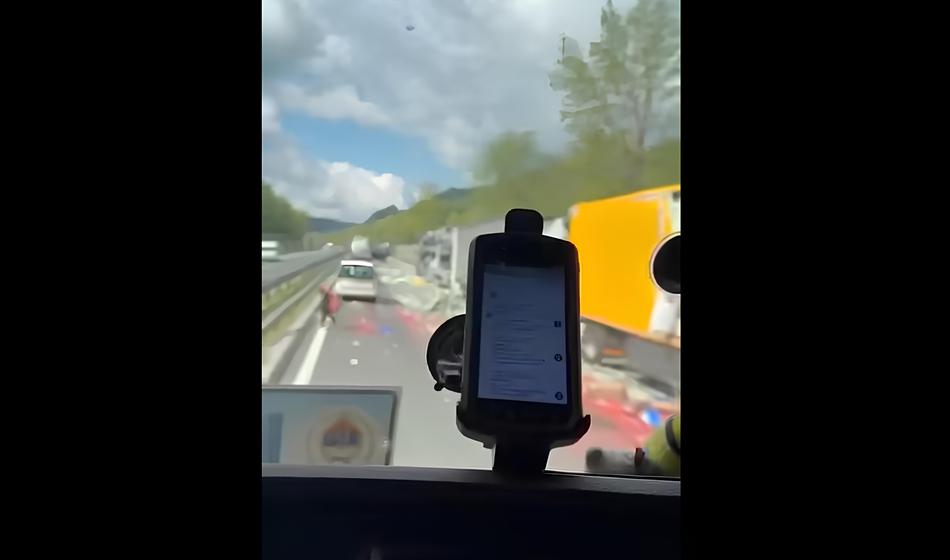 Na štajerski avtocesti trčili štirje tovornjaki, tovor se je raztresel