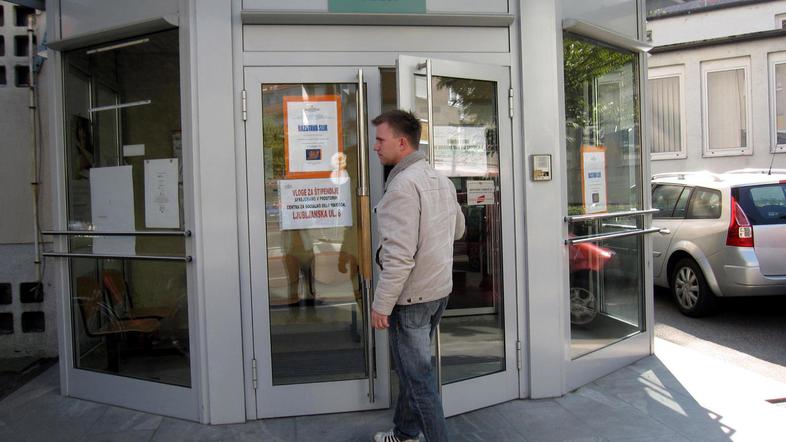 Izredne denarne pomoči so namenjene za plačilo ozimnice, kurjave, šolskih potreb