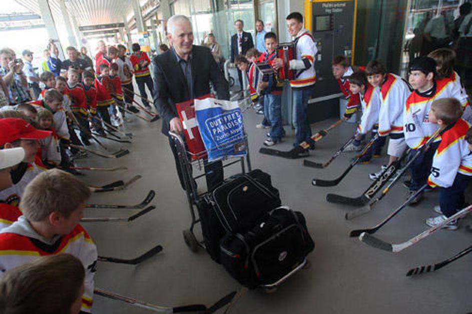 Slavnostni špalir za Rudija Hitija ob prihodu iz letališke zgradbe na Brniku.