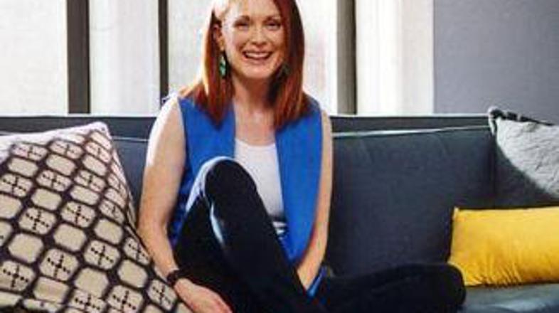 Julianne v dnevni sobi svoje "naročnice".