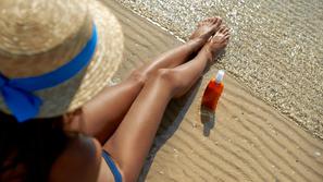 Ženska na plaži v kopalkah