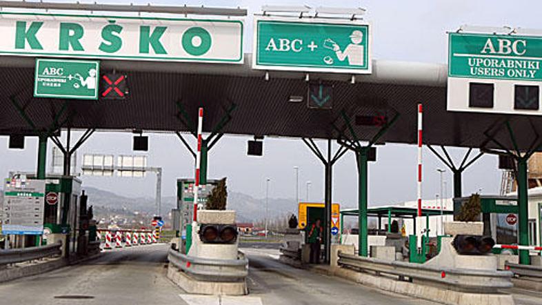 Vlada mora sprva sprejeti uredbo, ki bo določila ceste, za katere se bo plačeval