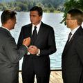 Pogovor ob blejskem jezeru med Borutom Pahorjem (v sredini), Gordanom Jandrokovi
