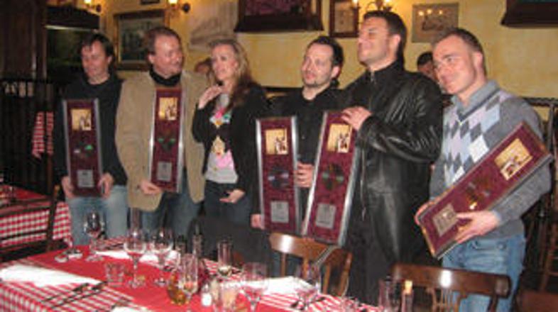 Člani skupine Eroica po prejetju platinaste plošče za svoj prvi studijski album 