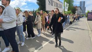 Gneča pred pop-up trgovino SWY