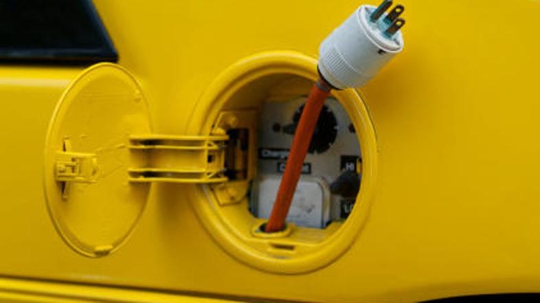 Električni avto bo litijevo-polimerno polnilno baterijo, ki omogoča vožnjo do 25